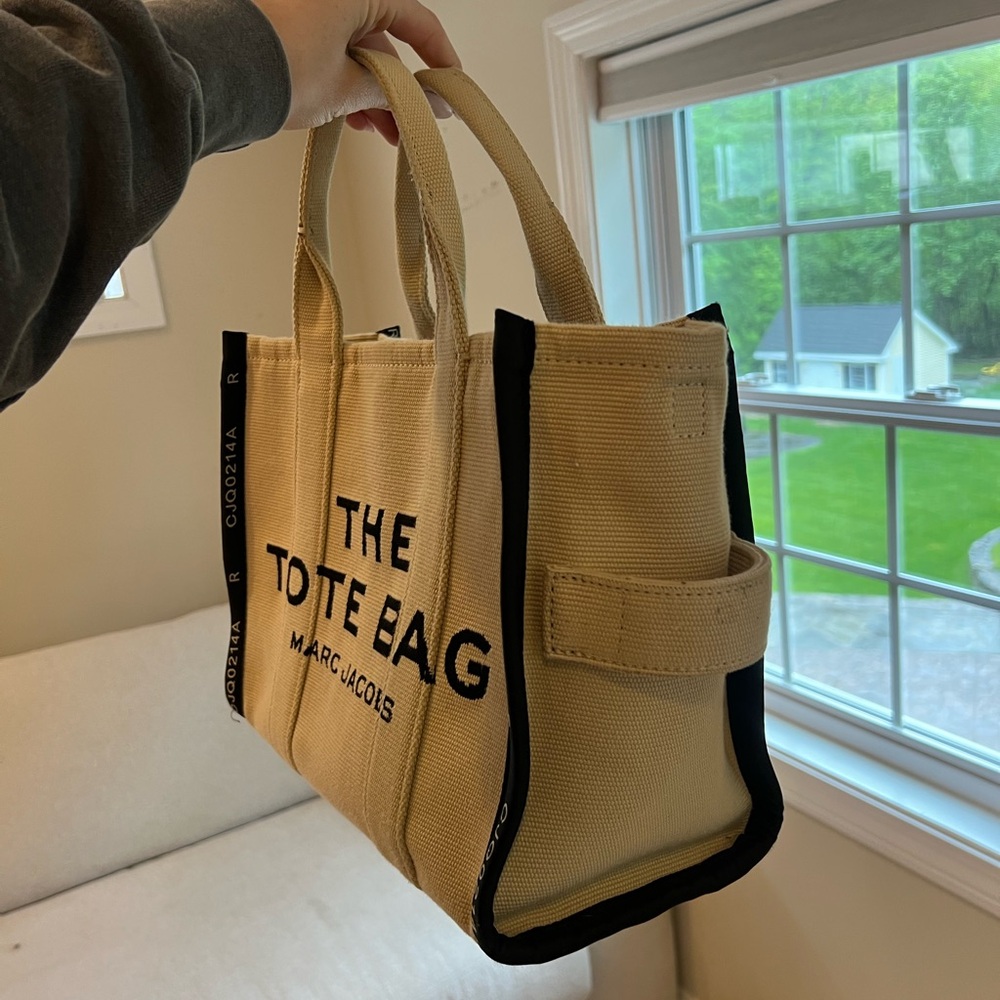 THE JACQUARD
MEDIUM TOTE BAG